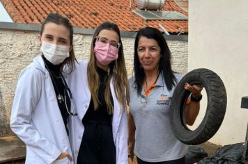 Contra a Dengue: Médica, residentes e agentes de saúde visitam residências