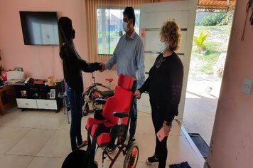 DHS realiza entrega de cadeira de rodas adaptada para criança