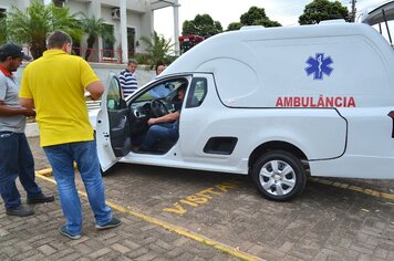 Prefeita Tina entrega nova ambulância ao DHS