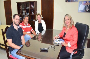 Novo médico da USF “Flávio Faria de Jordão” é recebido pela prefeita Tina no gabinete