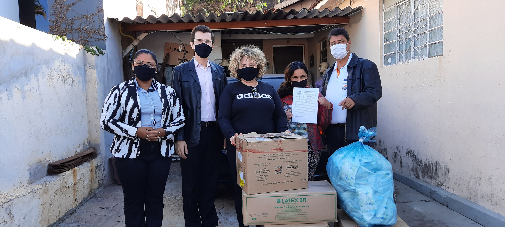 DHS visita garoto João Gabriel e entrega insumos hospitalares