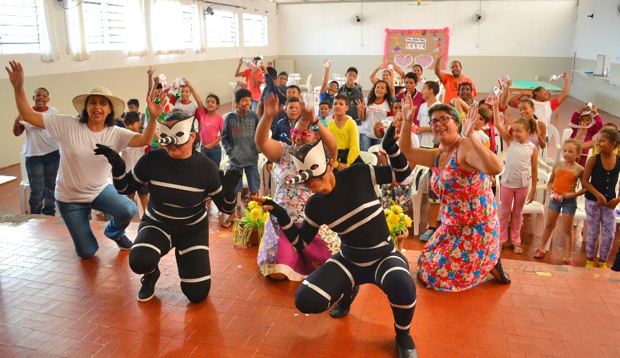 Agentes de Saúde realizam teatro de prevenção à Dengue para alunos do Projeto “Tempo Útil”