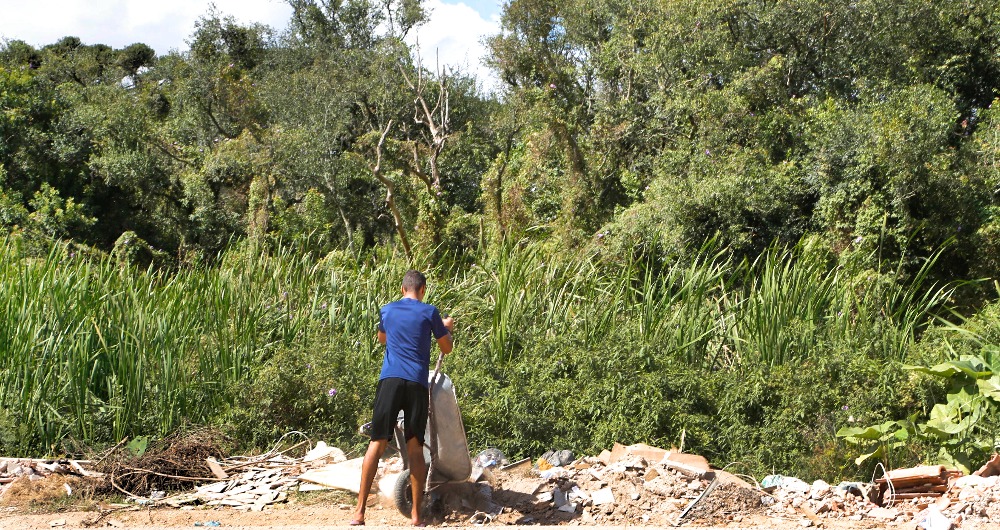 Agentes seguem com visitas em residências e terrenos em trabalho preventivo de combate à dengue